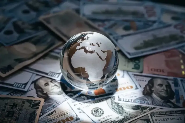 Economia global mostra desinflação, comércio europeu melhorado e oferta de energia estável nos EUA